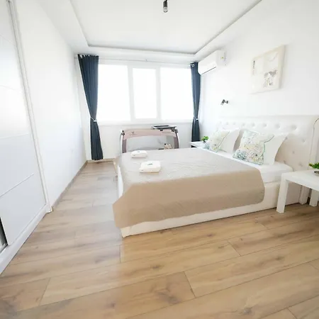 Sunny 2-bedroom With Sea View Apartmán Varna