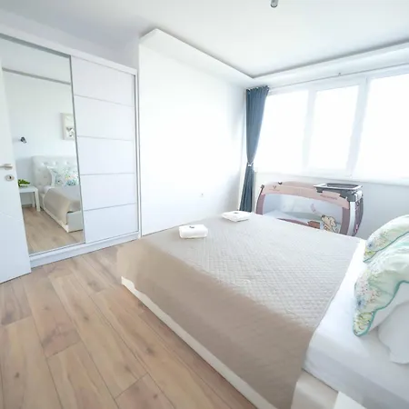 Sunny 2-bedroom With Sea View