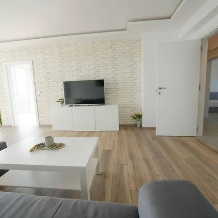 Sunny 2-bedroom With Sea View *