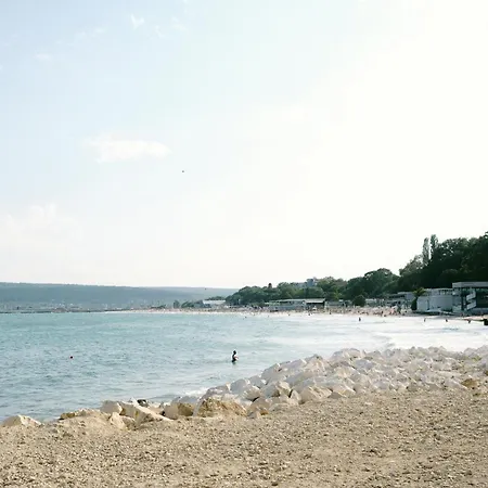 Sunny 2-bedroom With Sea View Appartamento Varna